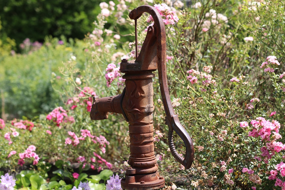 Wasserpumpe im Garten