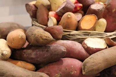 Verschiedene Kartoffelsorten in Korb