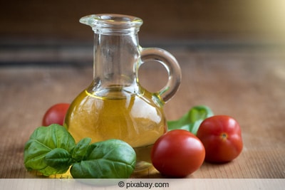 Basilikum, Öl und Tomaten