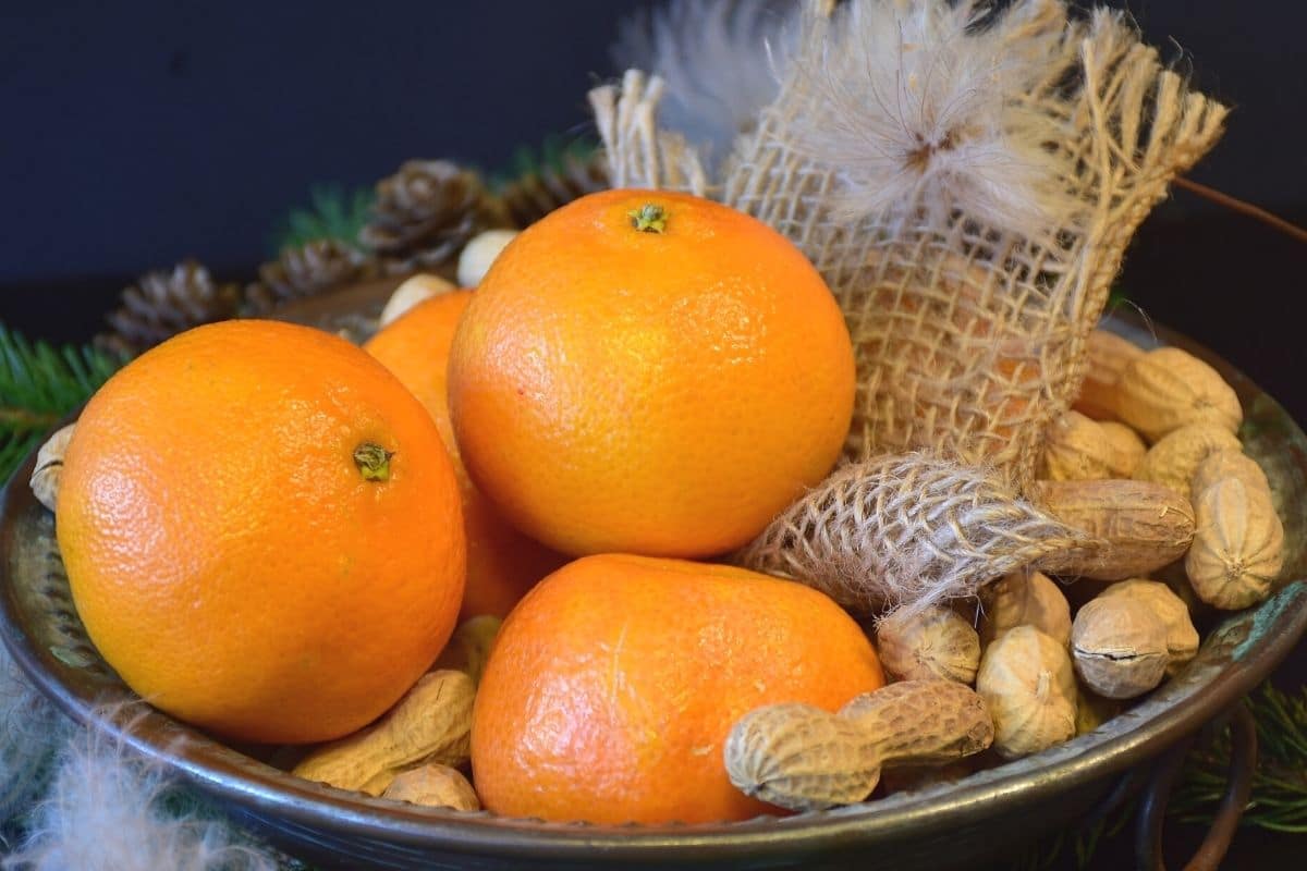Mandarinen auf Weihnachtsteller