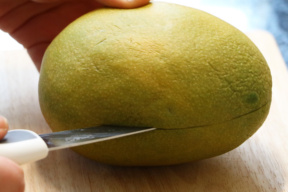 Reife Mango schneiden