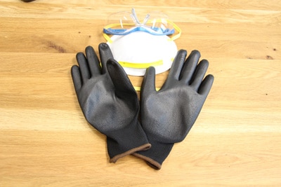 Handschuhe und Atemschutz