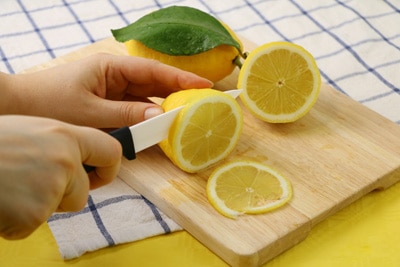 Zitronenschale frisch geschnitten