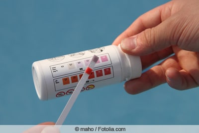 Teststrifen zur pH-Wert- und Chlorwertbestimmung im Pool