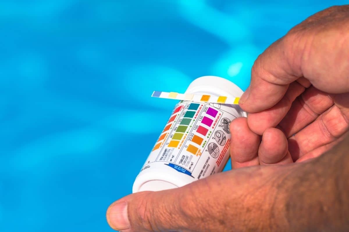 Teststreifen zur pH-Wert-Messung im Pool