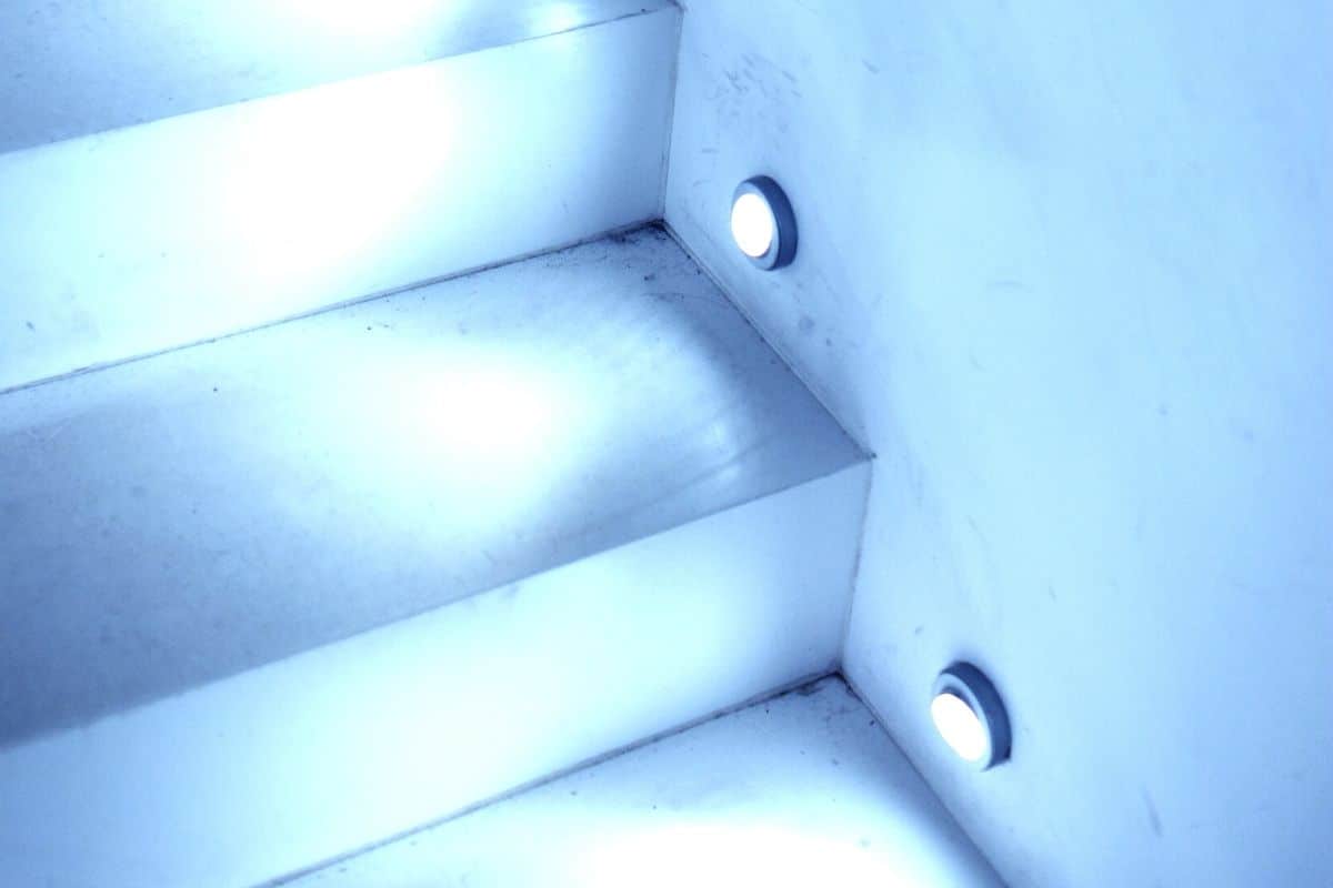 Schwenkbare LED-Einbaustrahler beleuchten Treppe